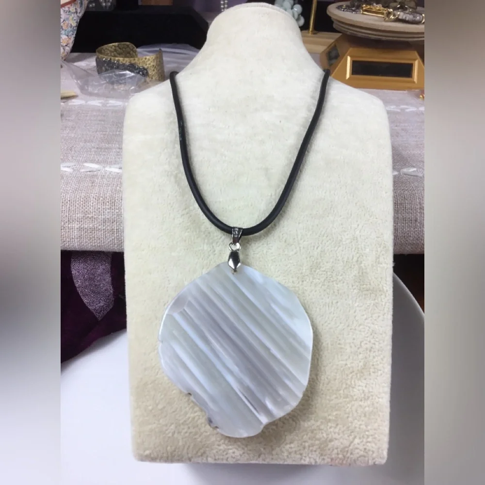Elegant Women’s Agate Pendant Necklace